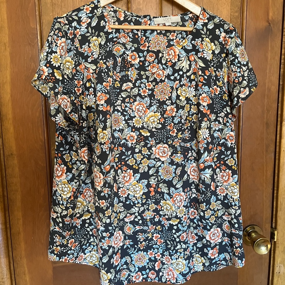 Fluttersleeve button back floral shirt
